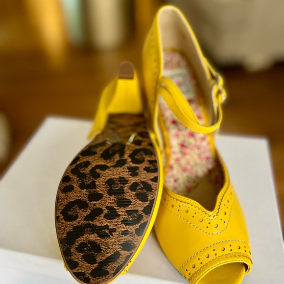 Bettie Page by Ellie Bright Yellow Mary Jane Heels - Picture 4 of 5